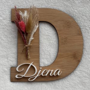 Houten bamboe letter met naam en droogbloempje